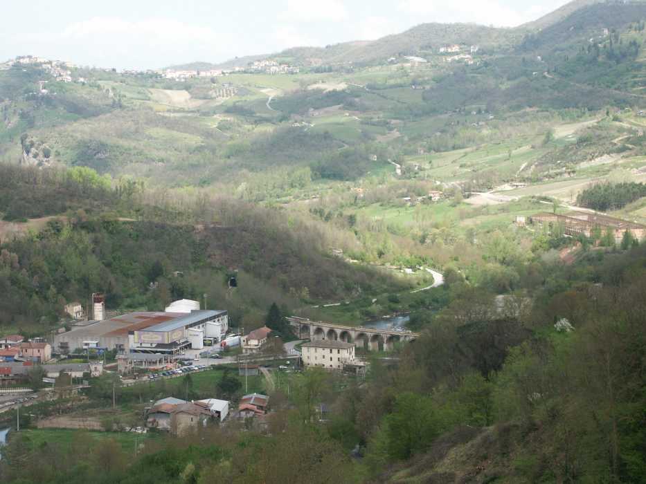 PICT9437, Looking across the valley .jpg 60.3K